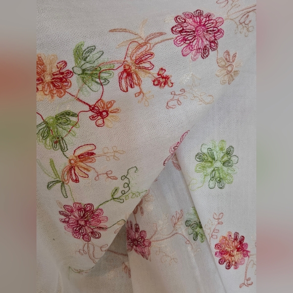 Floral Embroidered White Scarf - Picture 3 of 4